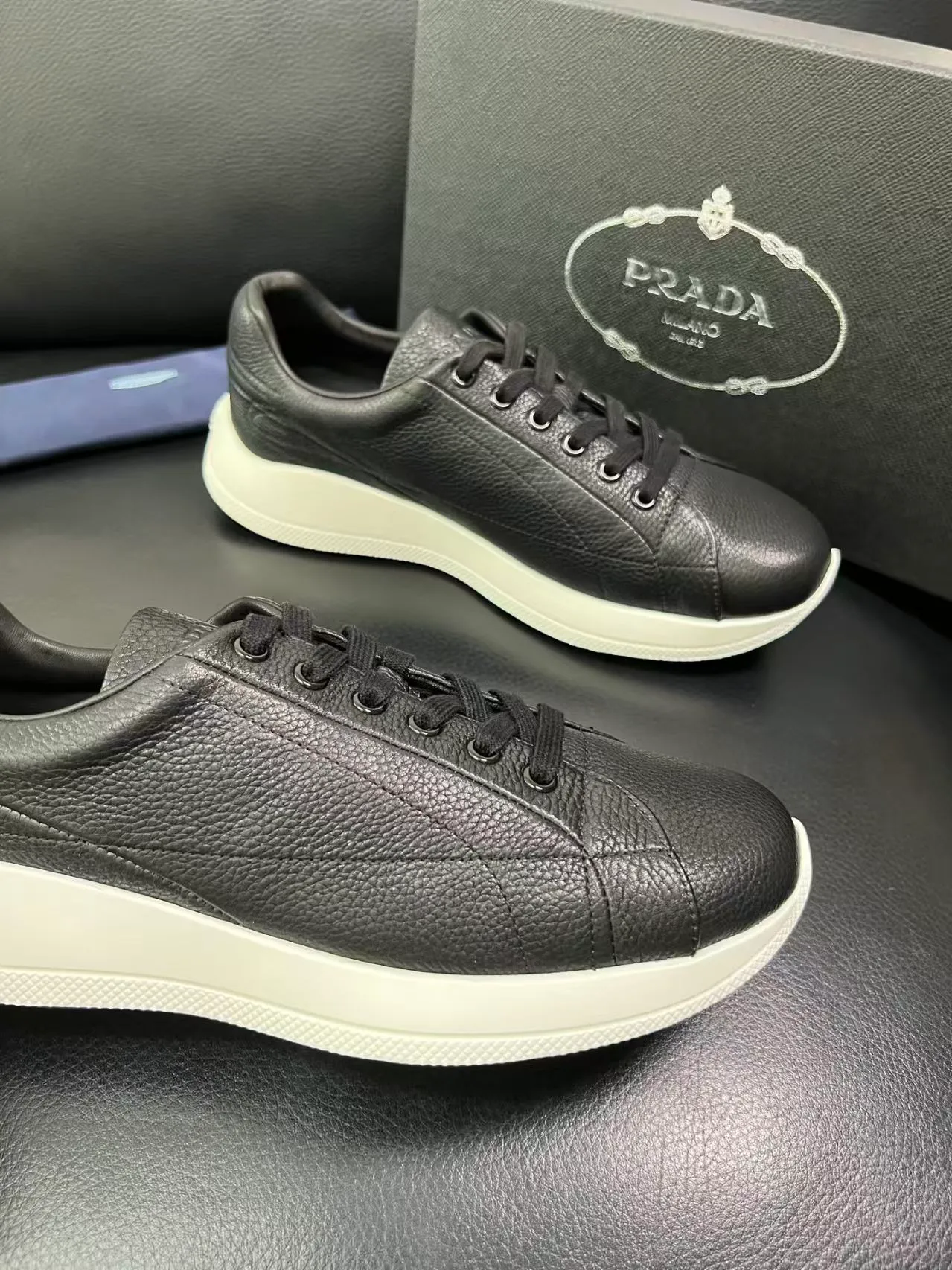 P440 38-45 Prada Prada’s new men’s leather sneakers, the highest version on the market, any comparison is welcome🆚! The original leather has excellent texture and is super high-end! Fetal sheep net lining imported from Italy, removable pad! Luxurious materials and fine workmanship, highly recommended! No. 058